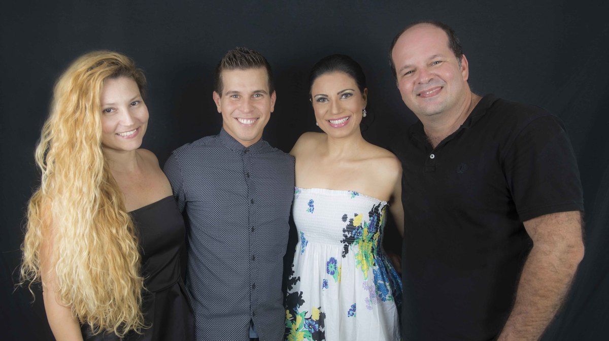 Fotos publicitárias para campanha de outdoor do maquiador Carlos Pacheco,
Estrelada pela jornalista Nadya Alencar da Band,
Fotos e tratamento de imagem: Fernando Raphael e Fabiana Schreiner (Classe A Estúdio), 
Maquiagem e cabelo: Carlos Pac