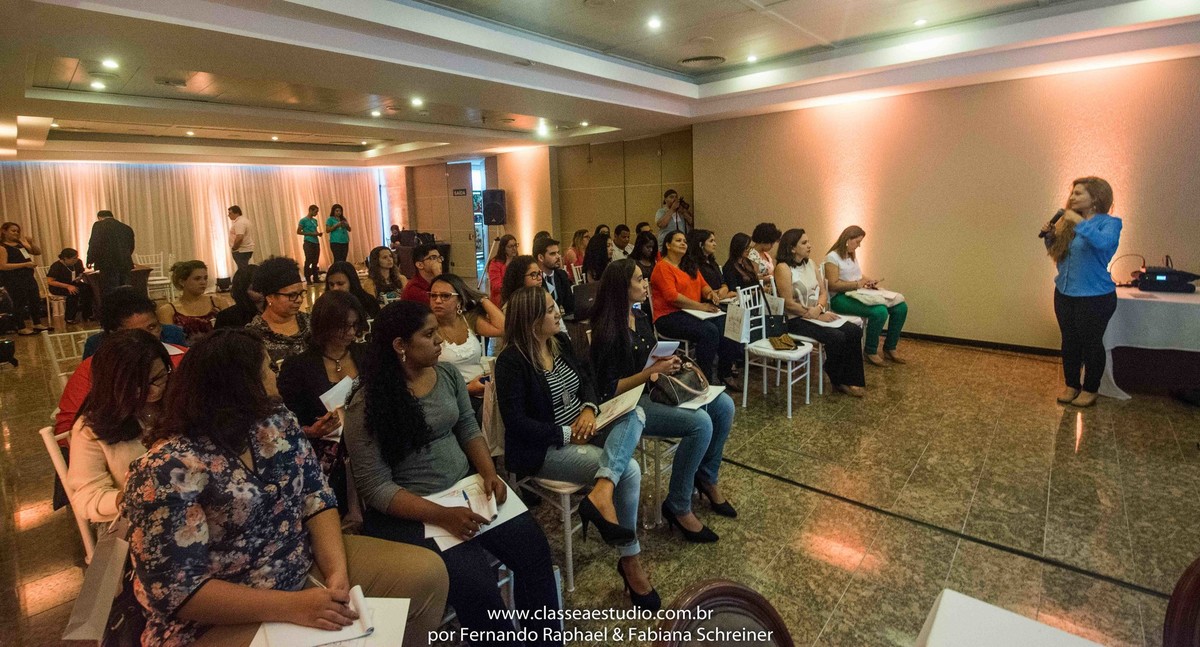 A cerimonialista Tarciana Moraes no workshop para cerimoniais wedding day