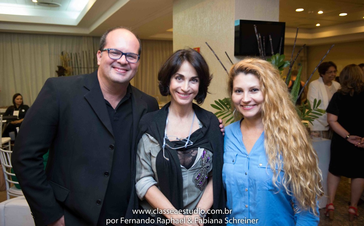 Fernando Raphael e Fabiana Schreiner com Claudia Matarazzo no salão de noivas e festas wedding day