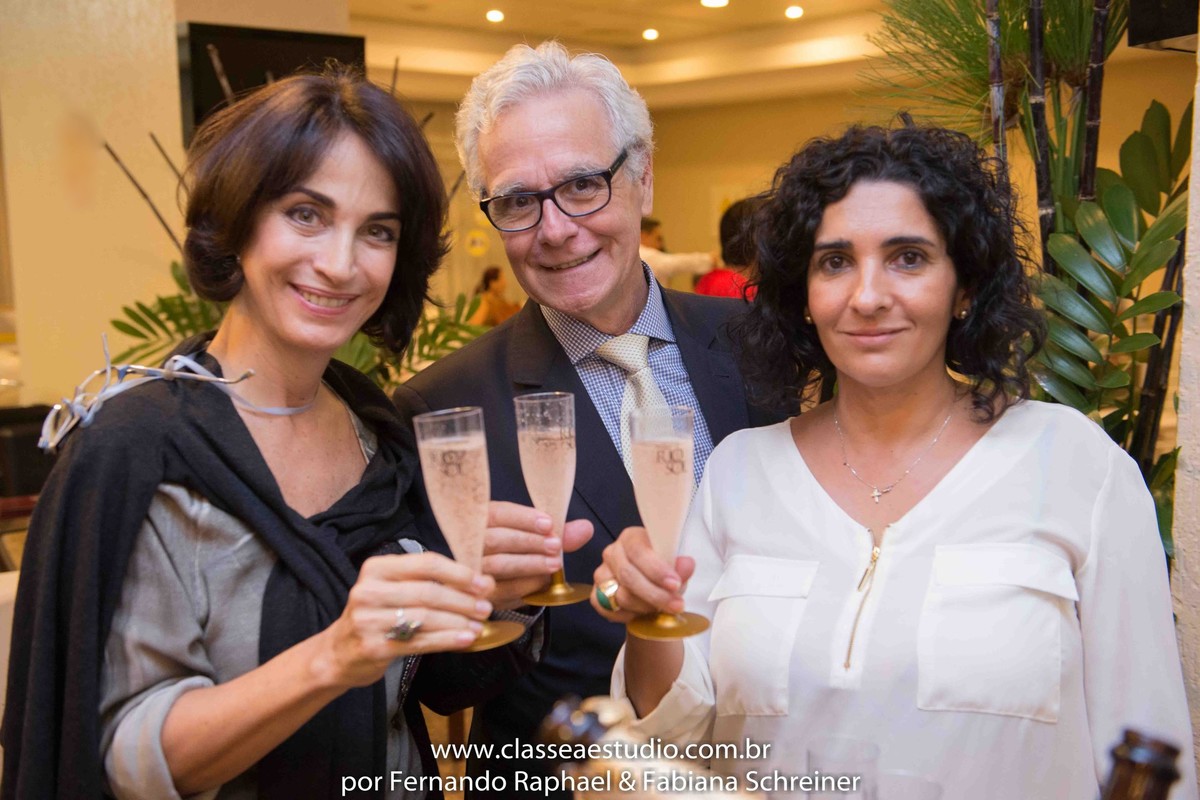 Claudia Matarazzo, Mario Ameni e Denise Ribeiro brindando com espumantes Rio Sol no salão de noivas e festas wedding day