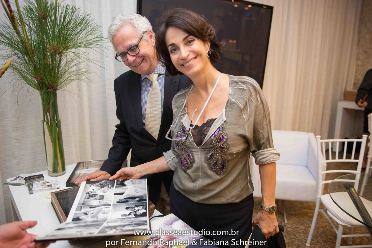 Lounge do Classe A Estúdio dos fotógrafos Fernando Raphael e Fabiana Schreiner com Claudia Matarazzo e Mario Ameni apreciando os nossos álbuns no salão de noivas e festas wedding day