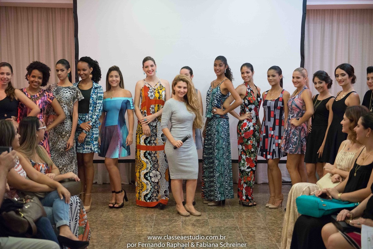 Fabiana Schreiner durante o desfile da Braccialetto joias no salão de noivas e festas wedding day