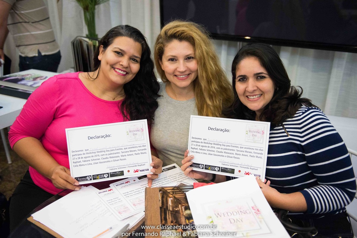 Entrega dos certificados do workshop para cerimoniais por Fabiana Schreiner durante o salão de noivas e festas wedding day