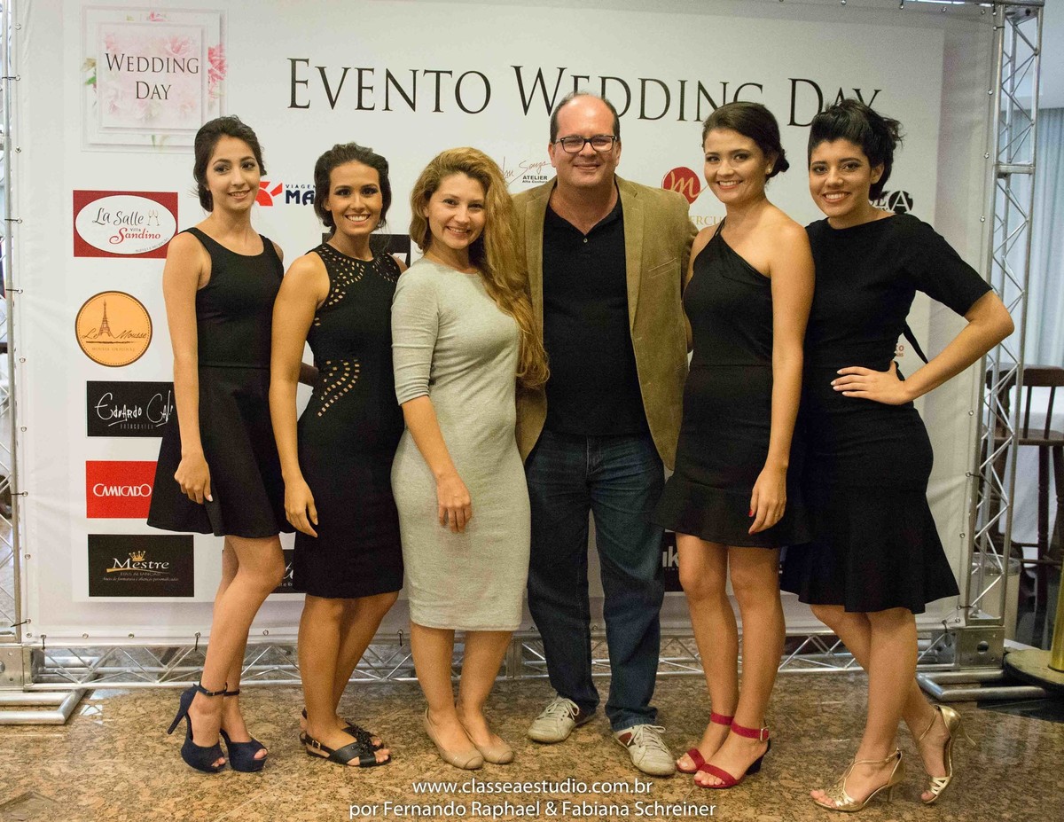 As blogueiras do blog Chá com Estilo com Fabiana Schreiner e Fernando Raphael no salão de noivas e festas wedding day