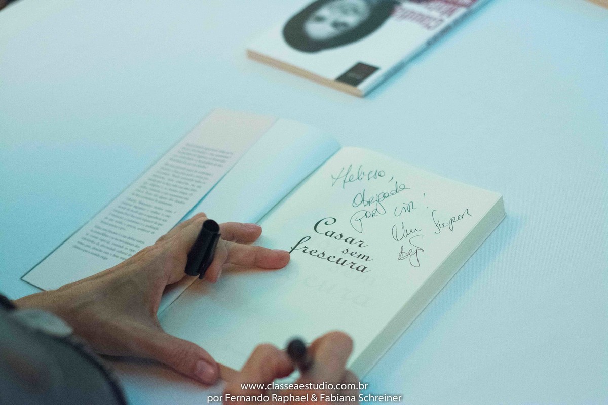 Sessão de autógrafos do livro casar sem frescura de Claudia Matarazzo no salão de noivas e festas wedding day