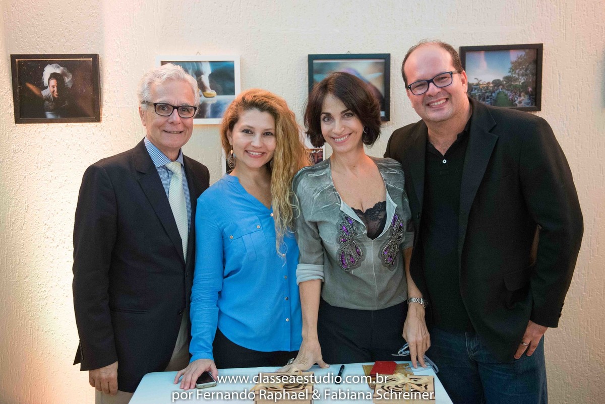 Na exposição fotográfica “O casamento dos sonhos” de Fernando Raphael e Fabiana Schreiner com Claudia Matarazzo e Mario Ameni no salão de noivas e festas wedding day