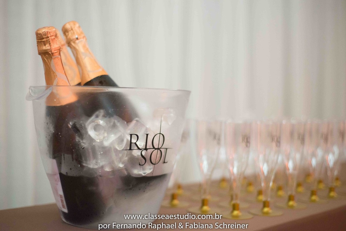 Degustação de espumantes Rio Sol na exposição fotográfica “O casamento dos sonhos” de Fernando Raphael e Fabiana Schreiner com Claudia Matarazzo e Mario Ameni no salão de noivas e festas wedding day