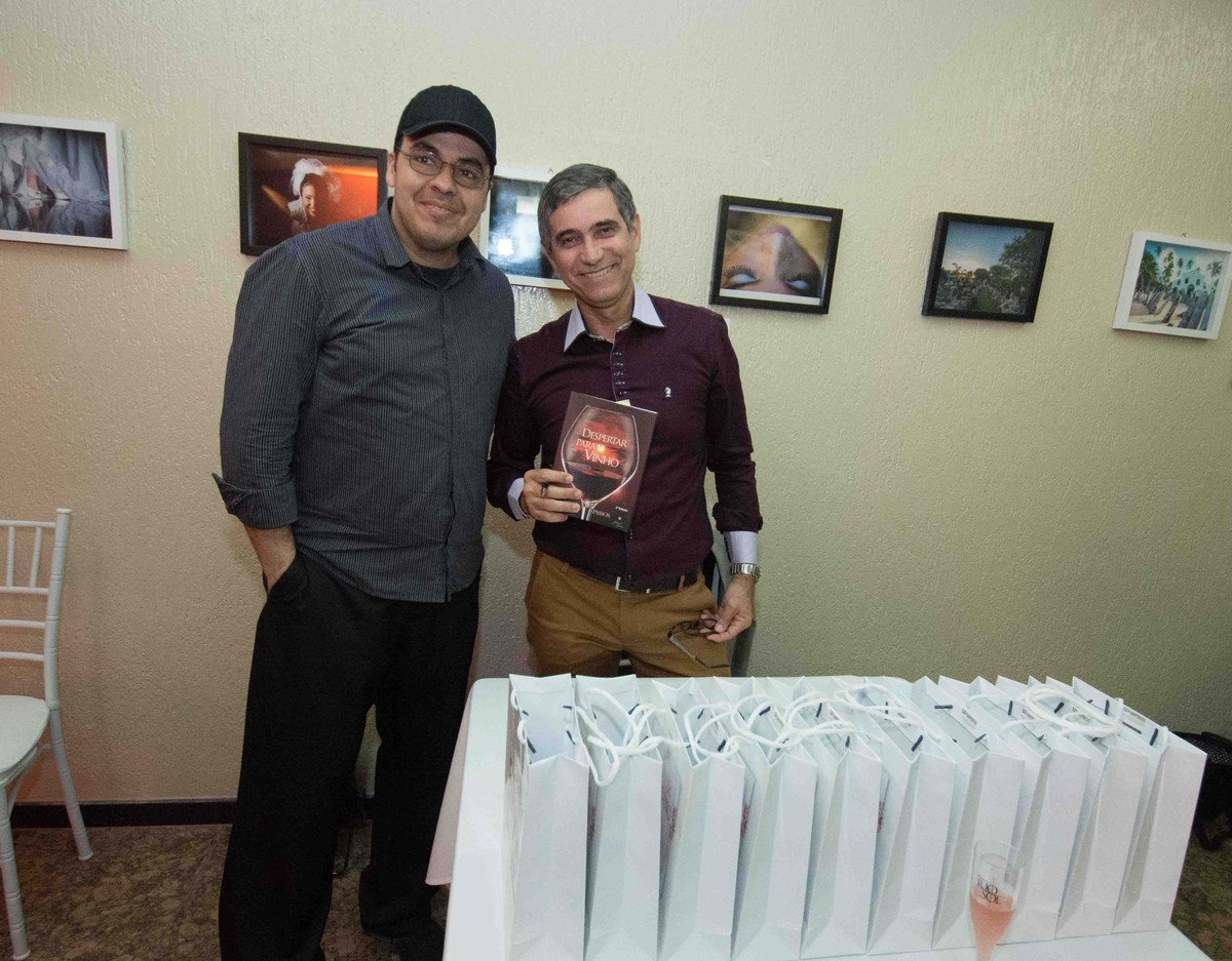 Sessão de autógrafos do consultor internacional de vinhos Gilvan Passos com Beto Karioca no salão de noivas e festas wedding day