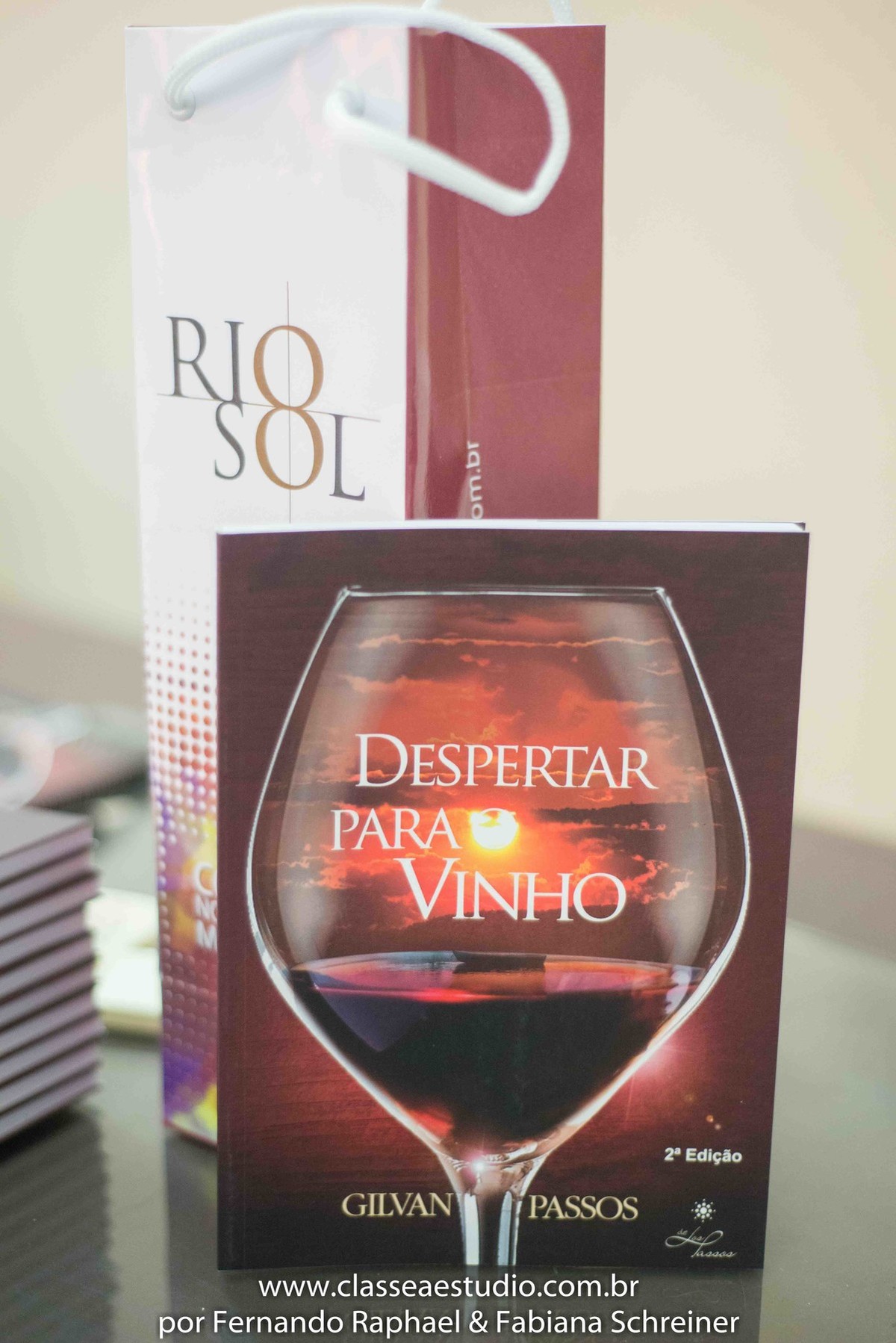 Sessão de autógrafos do consultor internacional de vinhos Gilvan Passos no salão de noivas e festas wedding day