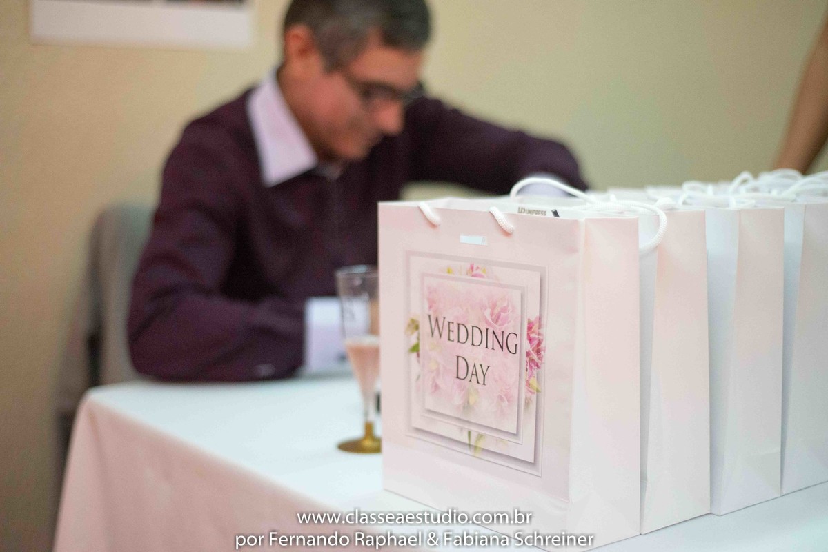 Sessão de autógrafos do consultor internacional de vinhos Gilvan Passos no salão de noivas e festas wedding day
