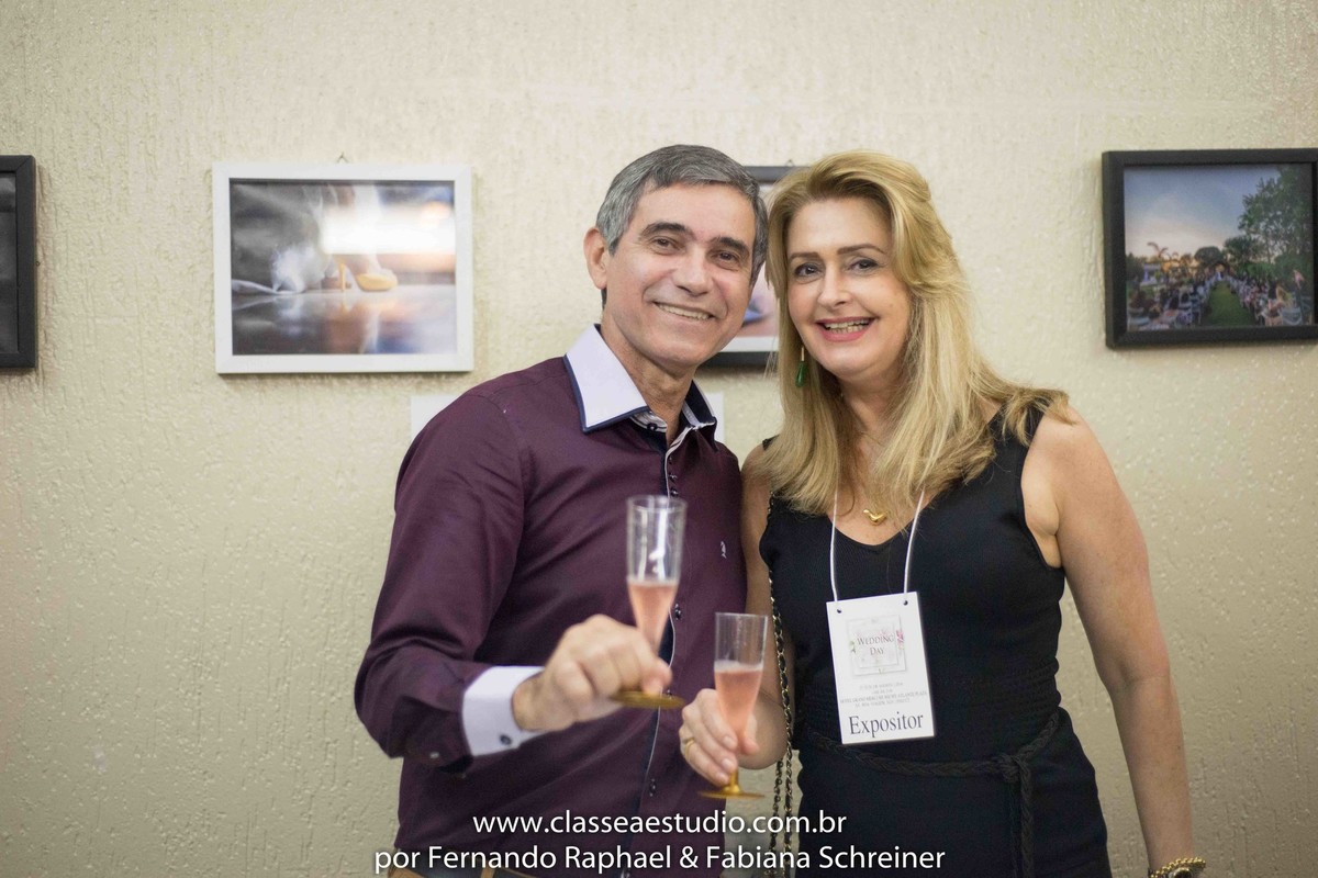 Sessão de autógrafos do consultor internacional de vinhos Gilvan Passos com Vania Coutinho no salão de noivas e festas wedding day