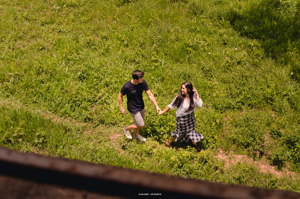 Fotografia do casal Rodrigo e Luanna - Amo de mais essa composição do casal caminhando com uma foto de cima.
Fotógrafo: Alan Diniz