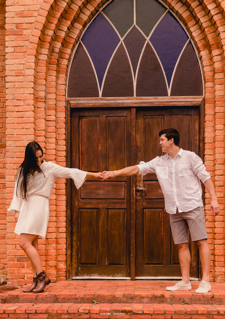 Fotografia do casal Rodrigo e Luanna - na igrejinha em Chapada dos Guimarães
Fotógrafo: Alan Diniz