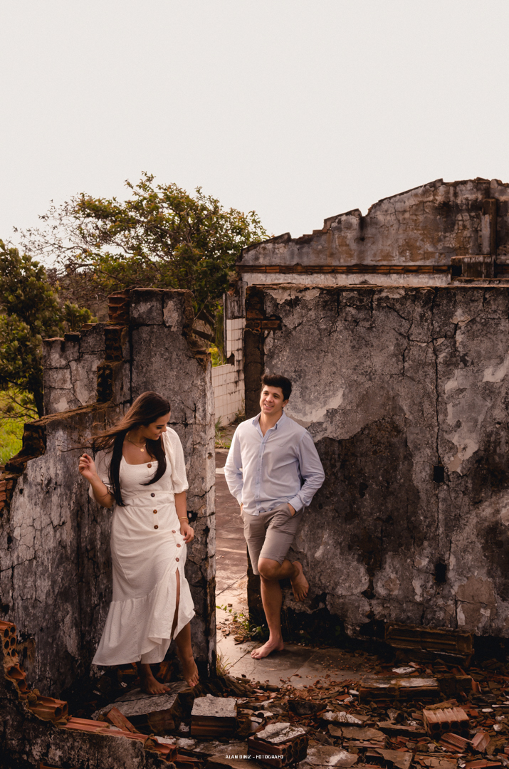 Fotografia do casal Rodrigo e Luanna - Sou suspeito em dizer que gosto muito dessa composição, ruina abandonada
Fotógrafo: Alan Diniz