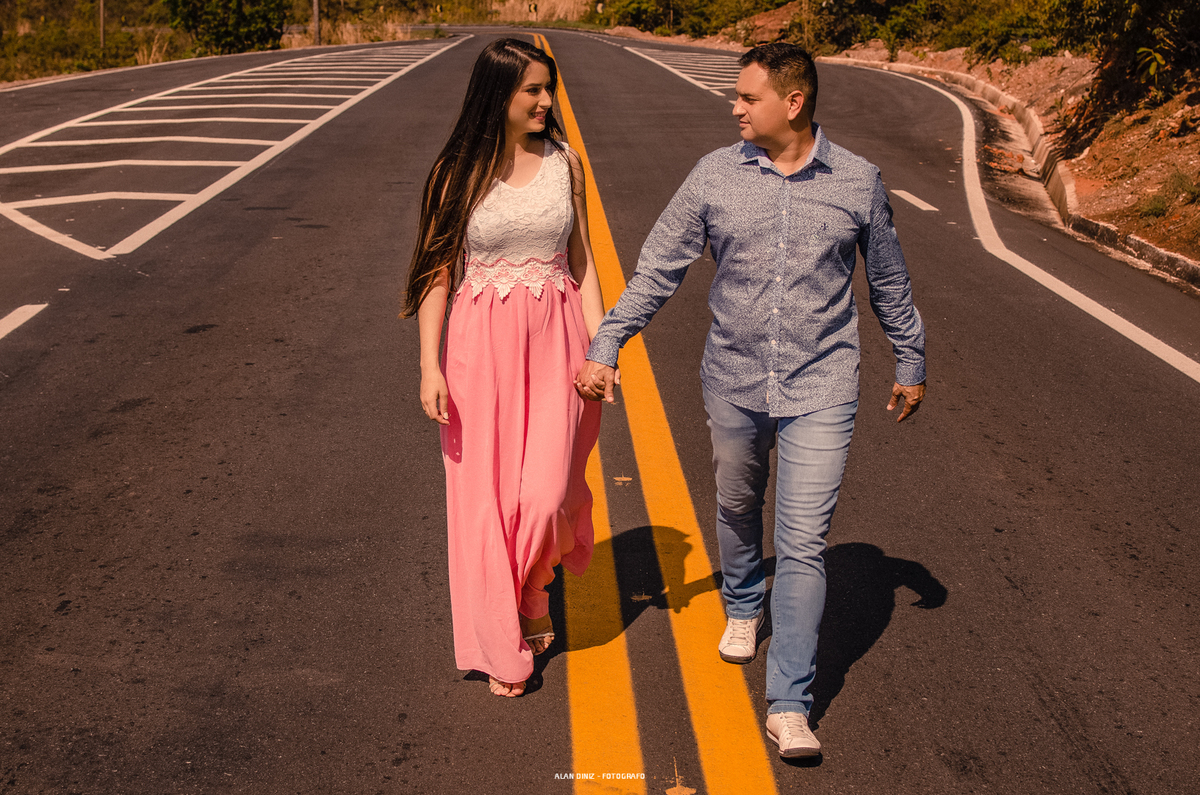 Uma breve caminhada entre o casal para ter uma foto incrível.
Foto tirada na estrada da Chapada dos Guiamarães pelo fotógrafo Alan Diniz