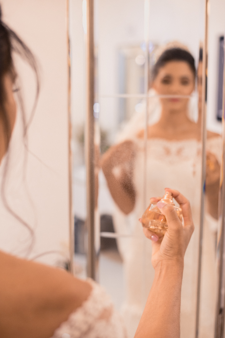 últimos retoques para a saída da sala da noiva, não pode faltar o perfume favorito