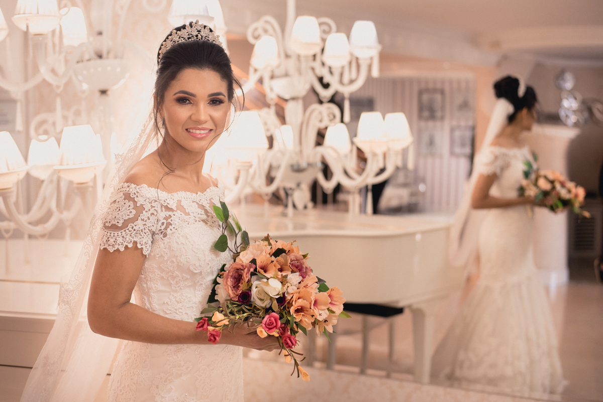 linda composição da noiva no espelho