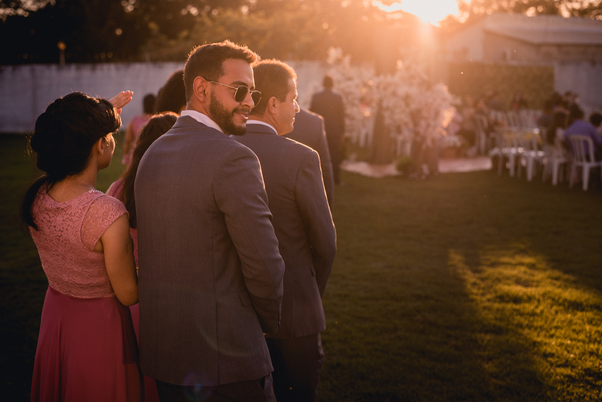nem os padrinhos, consegue segurar a ansiedade de ver a noiva