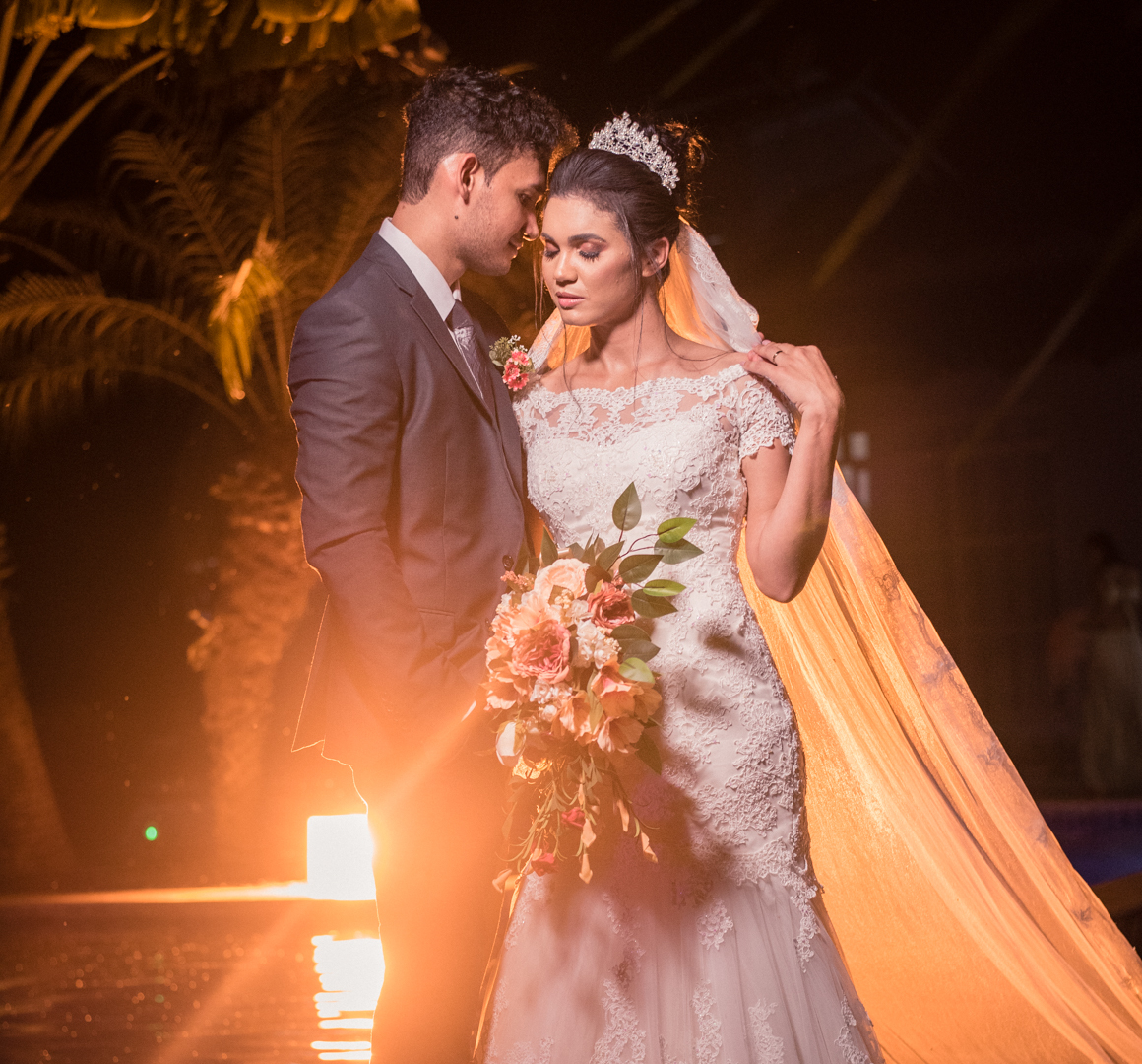 registro de um pequeno ensaio com os noivos na borda da piscina