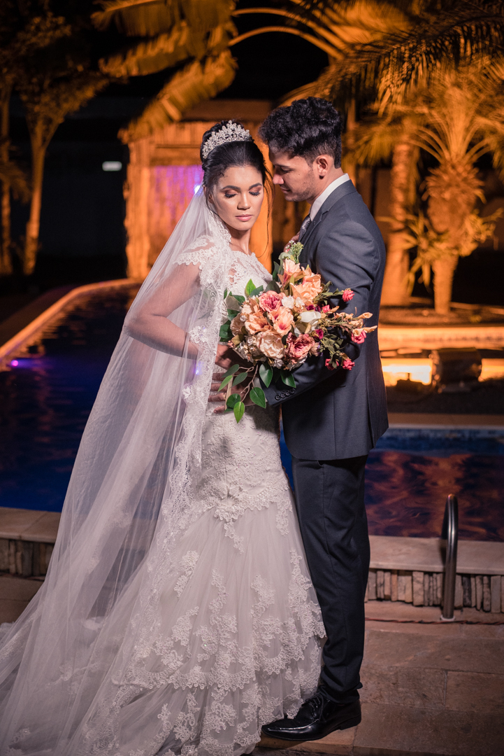 registro de um pequeno ensaio com os noivos na borda da piscina