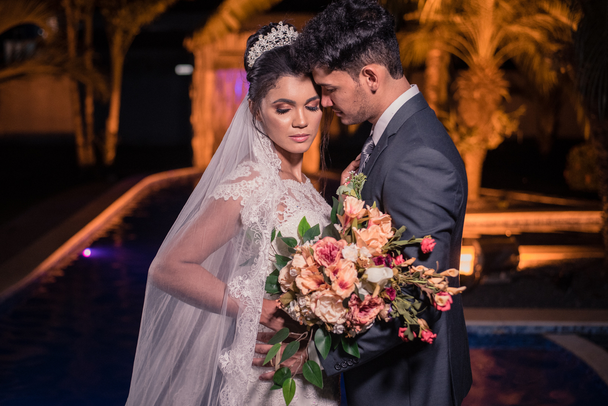 registro de um pequeno ensaio com os noivos na borda da piscina