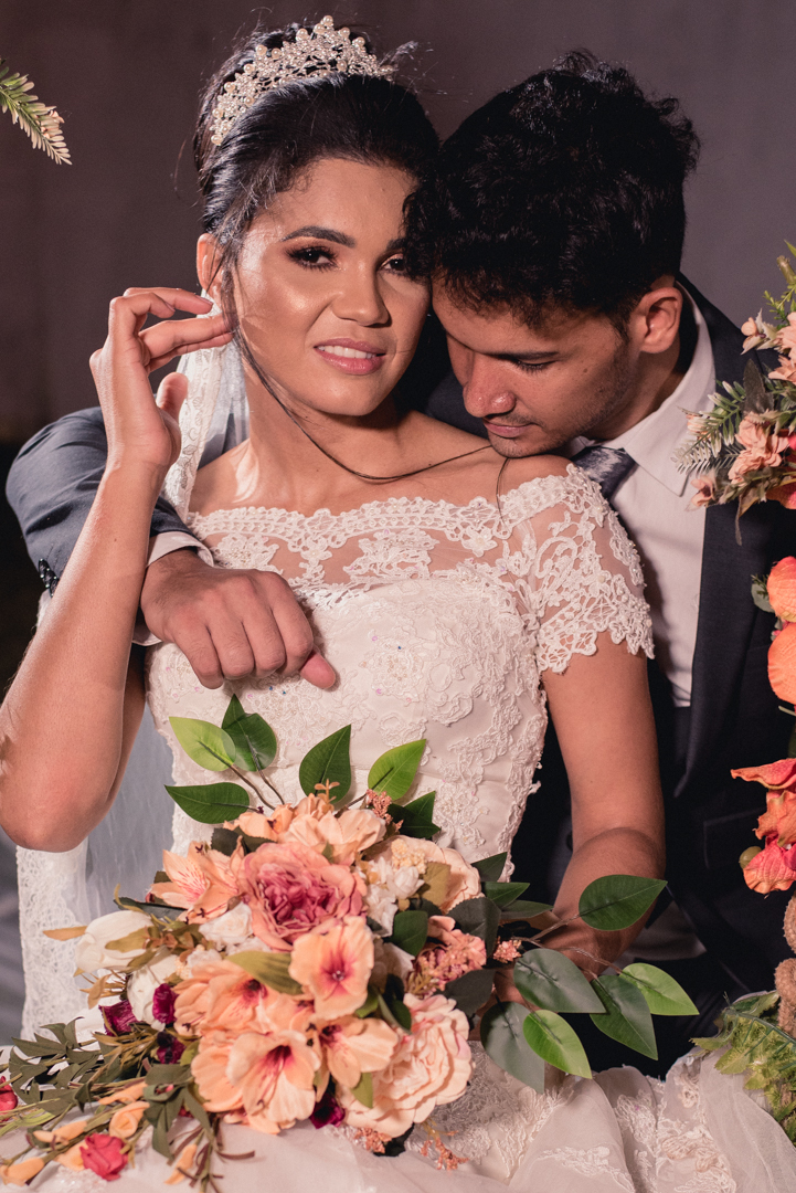 aquele carinho dos noivos para mais uma seção de fotos