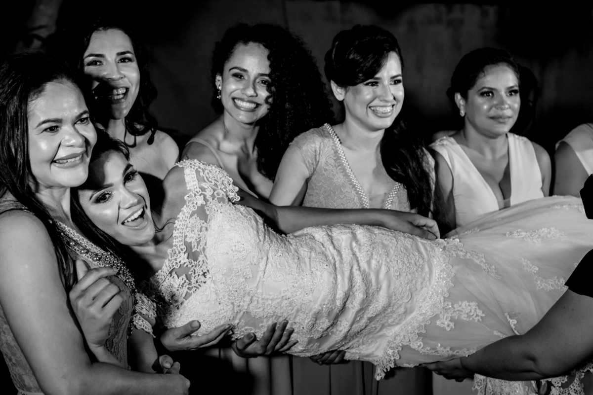 as madrinhas também quer fotos, será que jogaram a noiva pra cima?