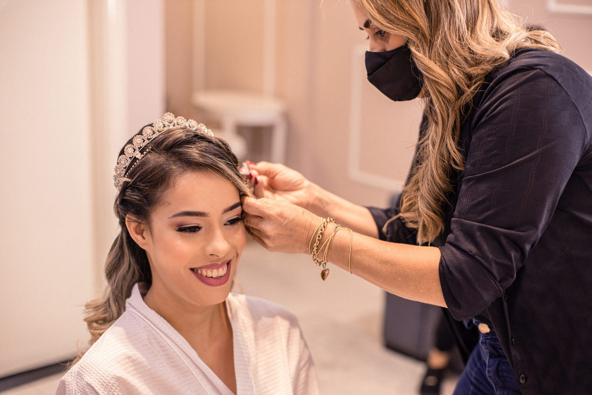 Noiva muito feliz pelo seu grande dia