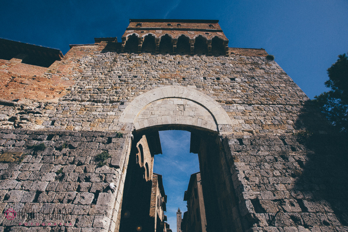 Sua silhueta medieval marcada por torres que apontam imponentes para o céu pode ser avistada de longe, desde o século XII.