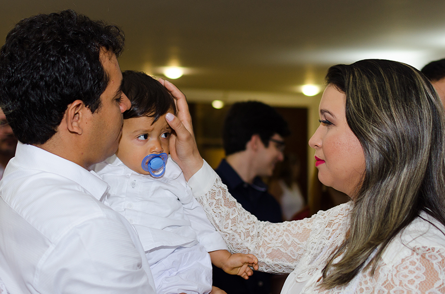 madrinha abençoando criança