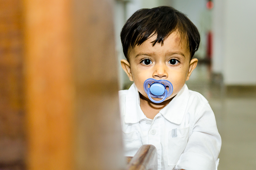 menino com chupeta