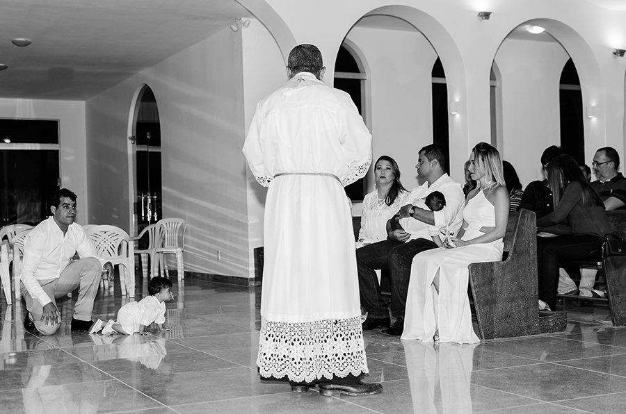 bebê engatinhando na missa