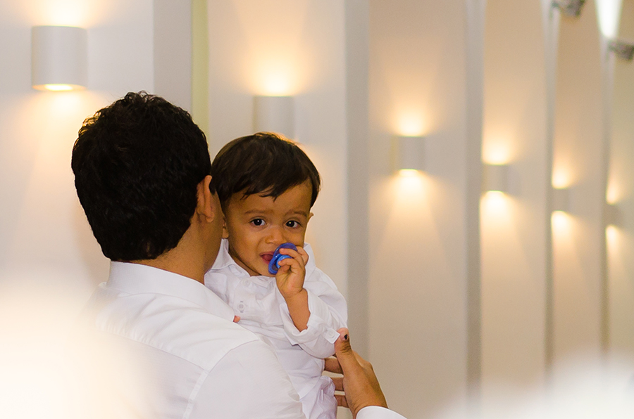 bebê no colo do pai