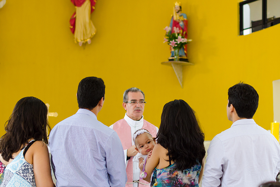 padre e bebê no batizado