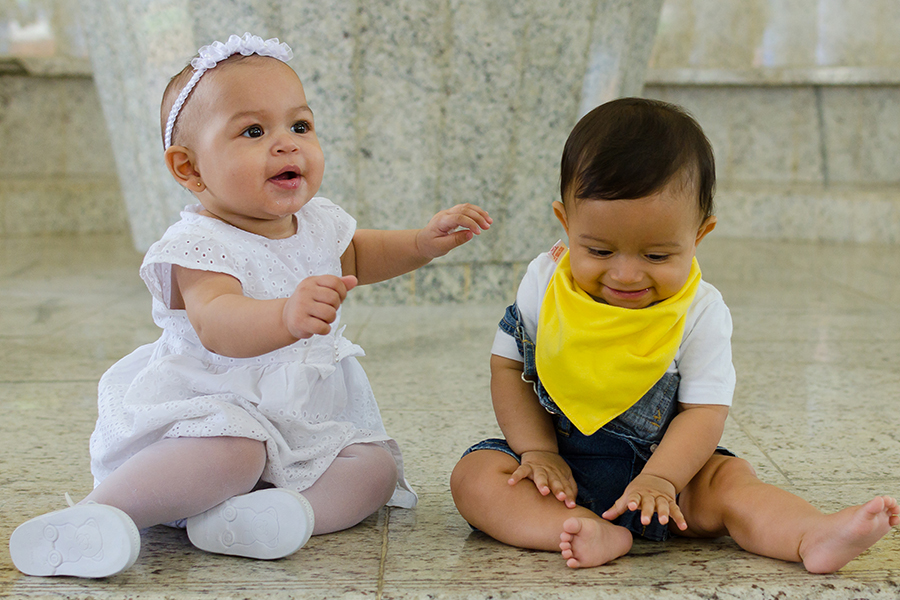 bebês brincando no chão da igreja
