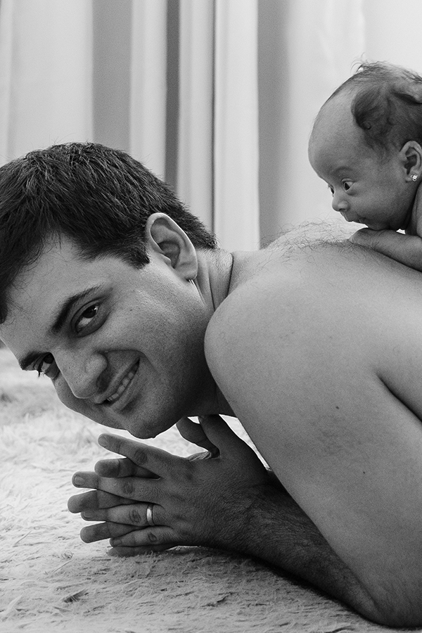 bebê olhando para o pai