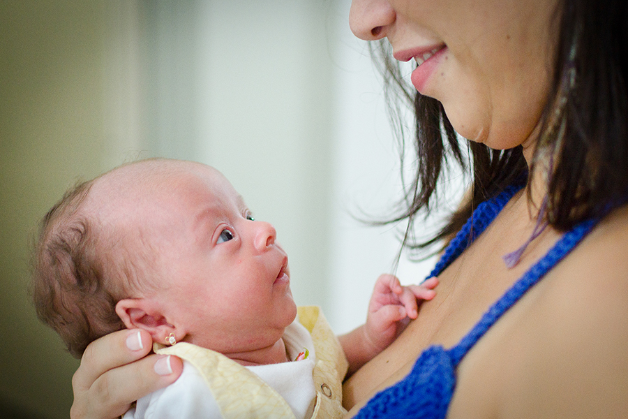 bebê olhando para a mãe