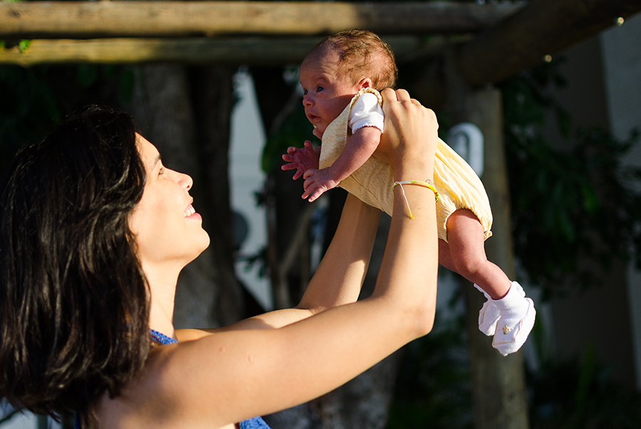 mãe erguendo bebê
