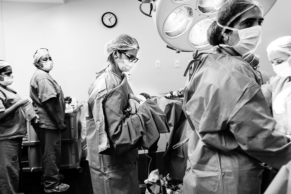 pediatra com bebê no colo parto