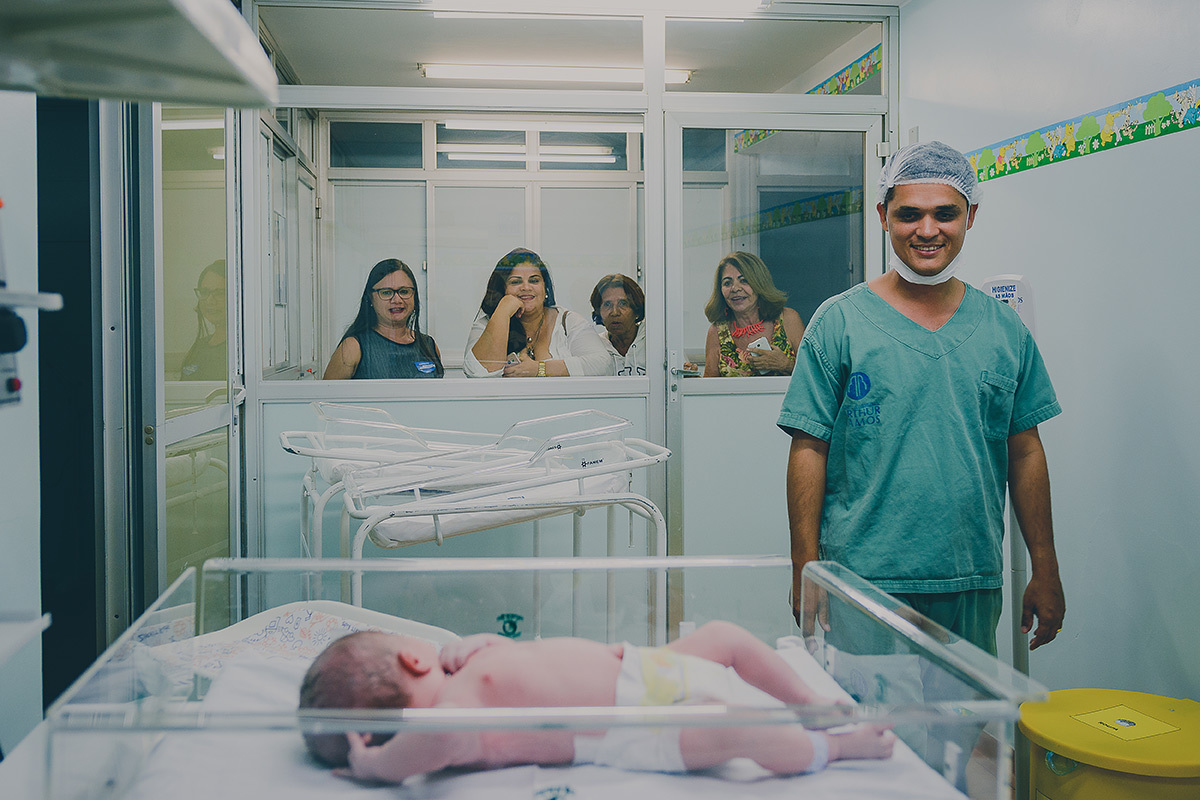 bebê no berçário família olhando