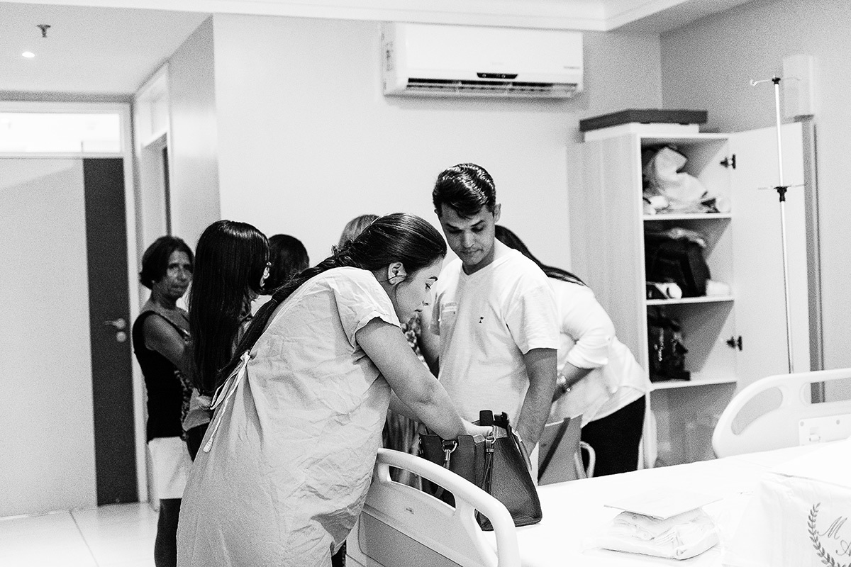 preto e branco procurando documentos