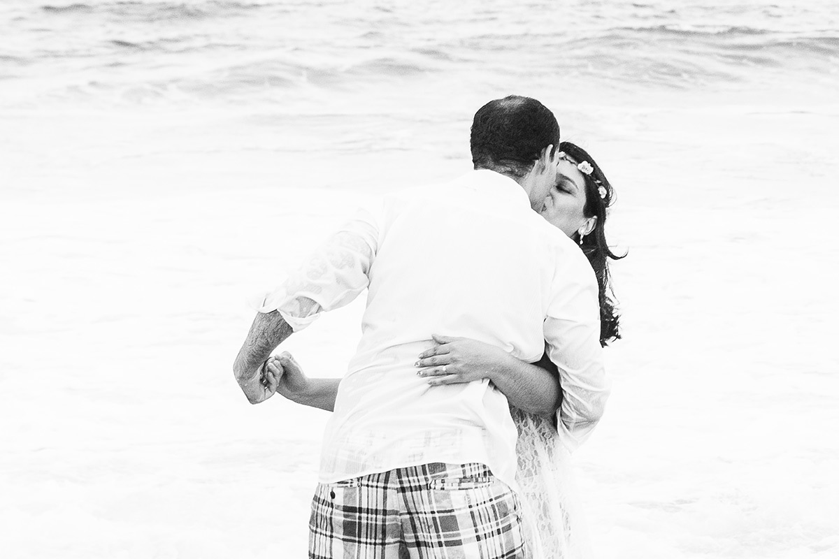 beijo apaixonado casal praia maceio