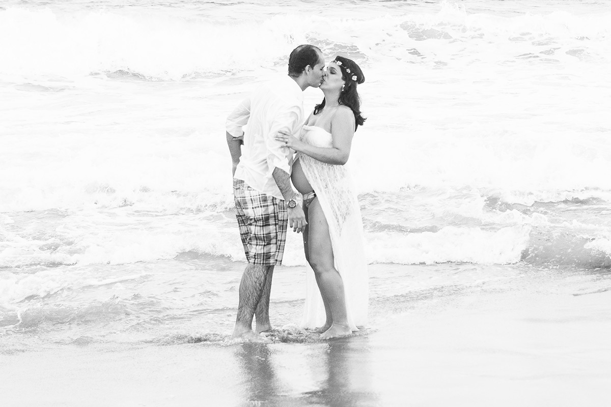 beijo abraço praia macaio preto e branco