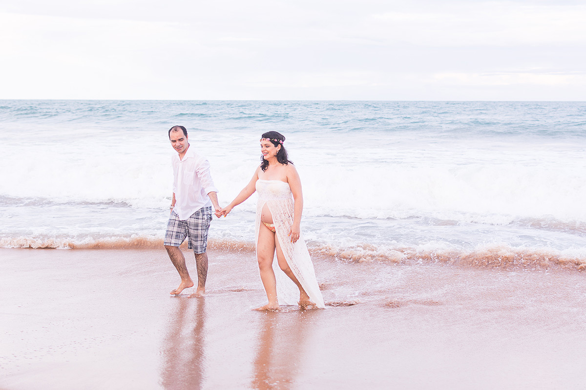 casal mãos dadas praia maceió gestante