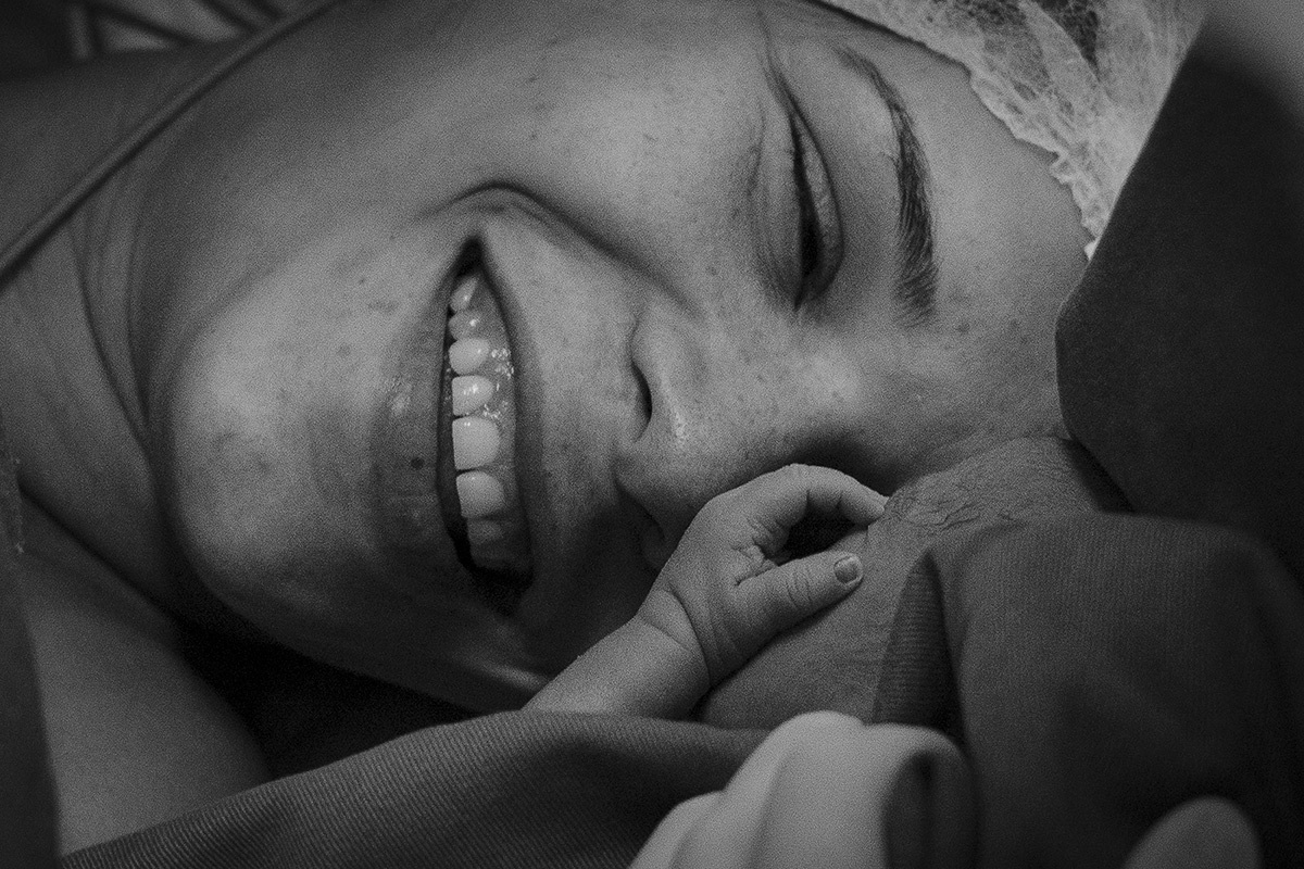 mãe sorrindo ao ver a filha pela primeira vez