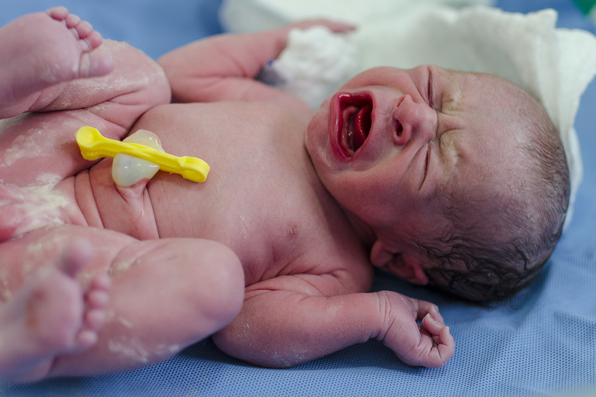 bebê chorando ao nascer