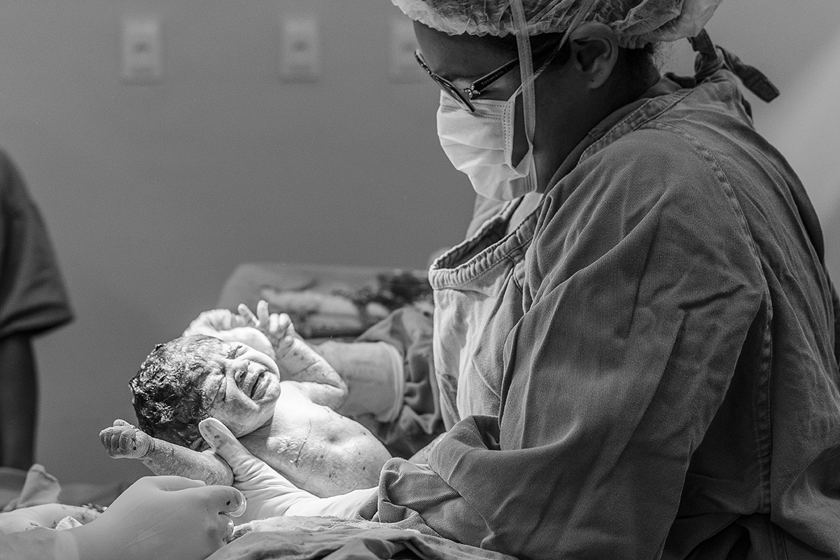 médica cuidando bebê parto