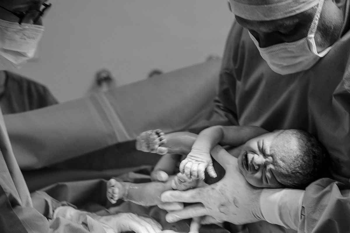 bebê chorando no colo do médico