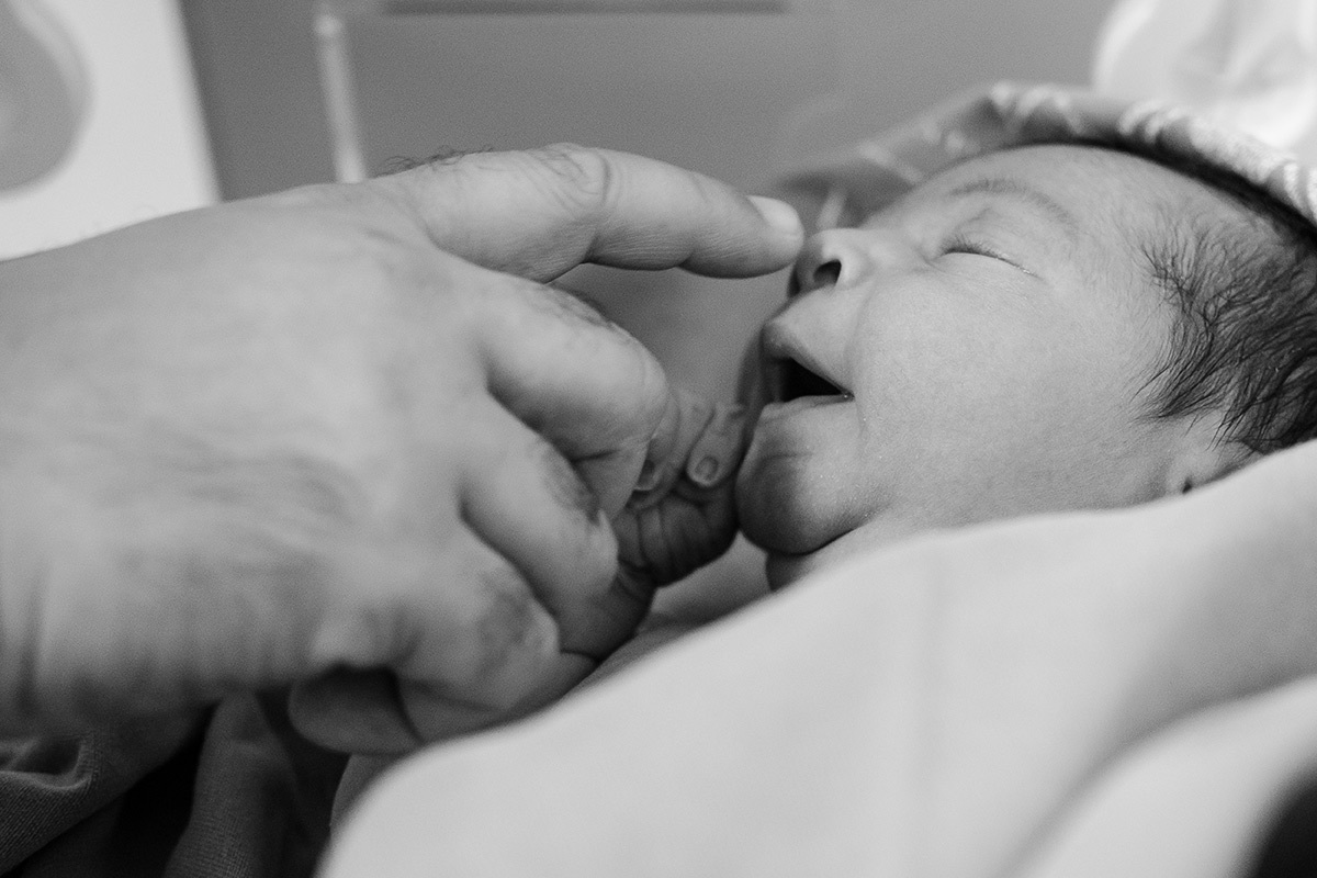 carinho do papai no bebê