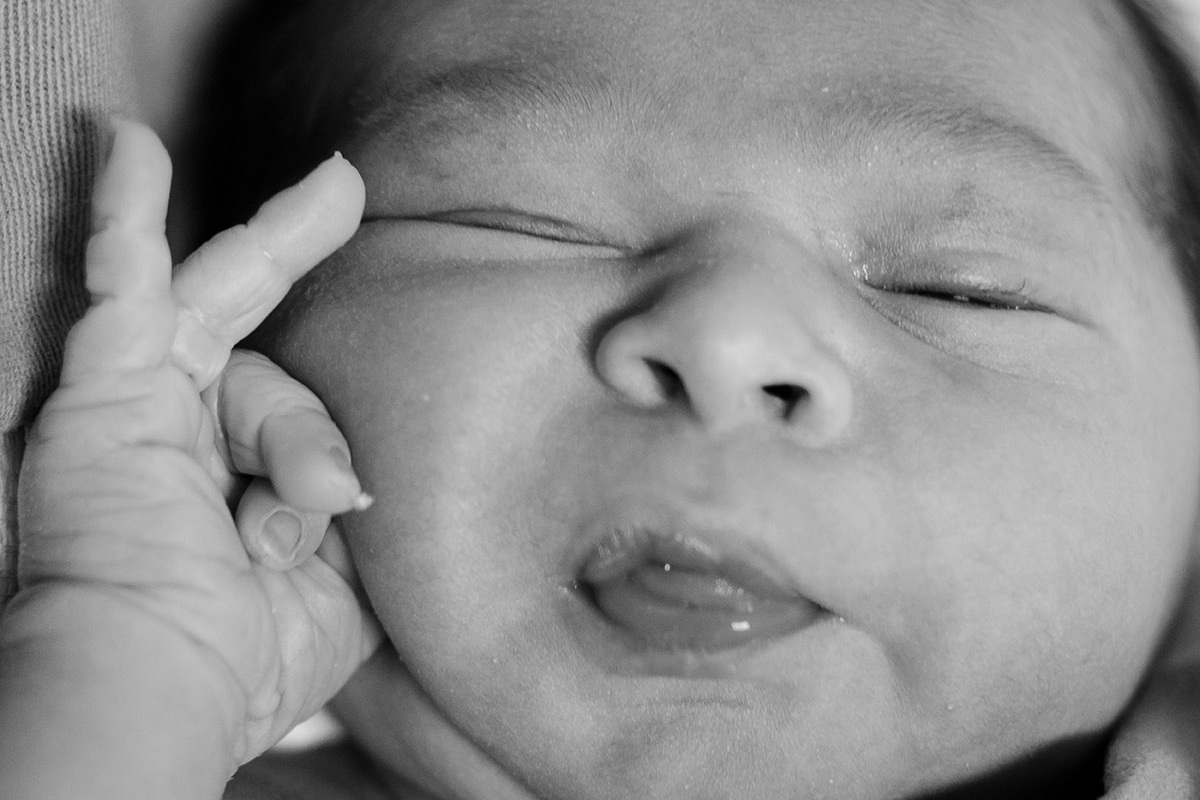 bebê fazendo careta